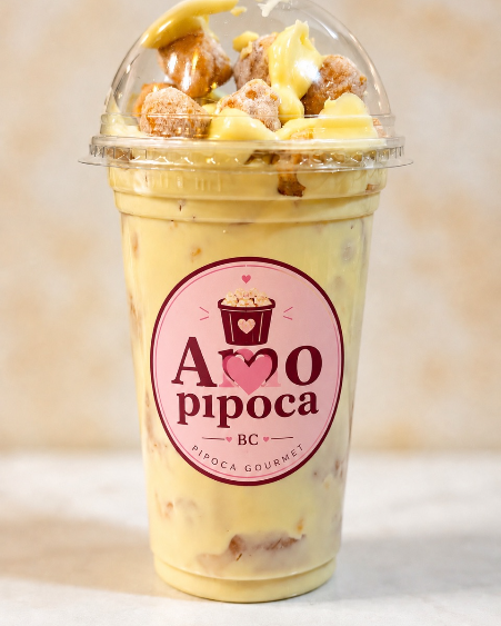 Copo de pipoca gourmet coberto com creme de ninho